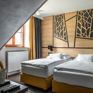 Kamar double standard